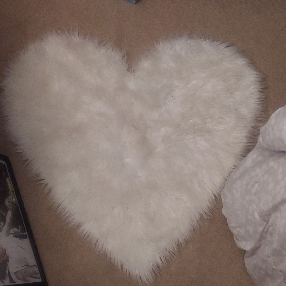 Source Unknown Heart-Shaped White Fluffy Rug